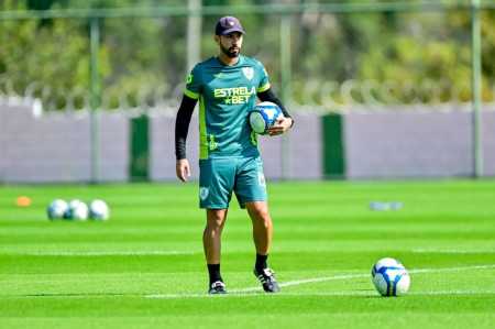 Eduardo Melgarejo, preparador de goleiros, em treino do América