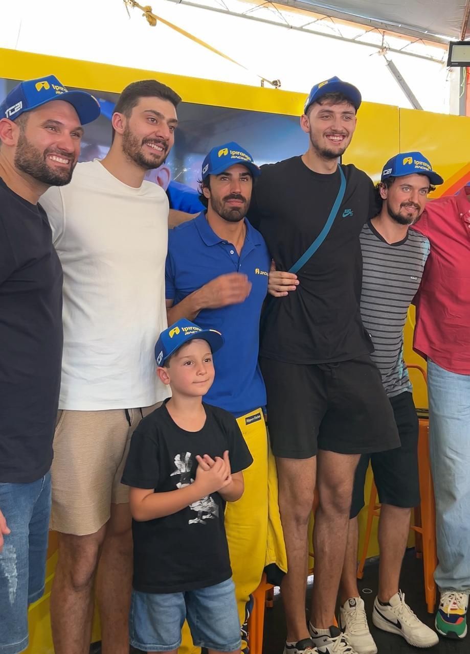 Elenco do Itambé Minas visita boxe de equipe da Stock Car em Belo Horizonte