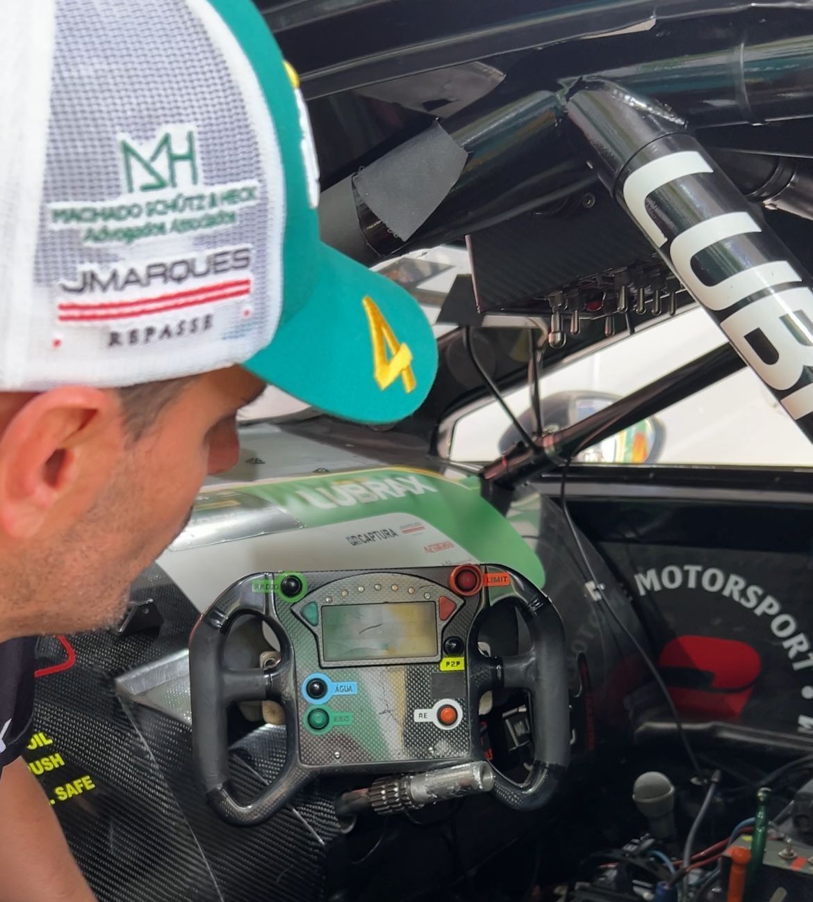 Júlio Campos, líder da Stock Car, mostra detalhes do interior do carro