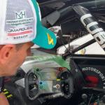Júlio Campos, líder da Stock Car, mostra detalhes do interior do carro