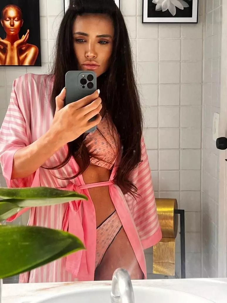 Influencer derrete aliança e derrama o ouro em papel higiênico