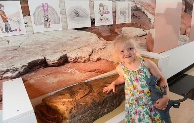 Criança de 10 anos encontra pegada de dinossauro que viveu na terra há mais de 200 milhões de anos