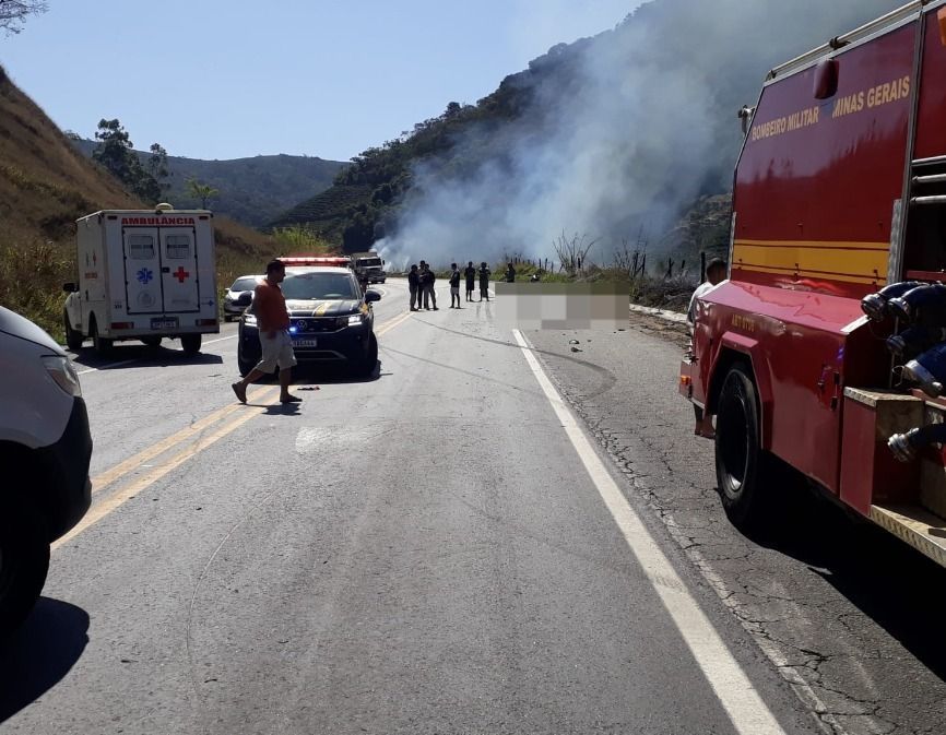 Casal morre em acidente entre carro e moto na BR-262, na Zona da Mata mineira