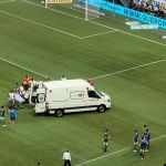 Jogador do São Paulo fica desacordado após dividida e sai de ambulância