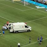 Jogador do São Paulo fica desacordado após dividida e sai de ambulância