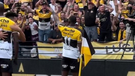 Bolasie vibra com dois gols marcados pelo Criciúma diante do Vasco, neste domingo (18), no Heriberto Hülse