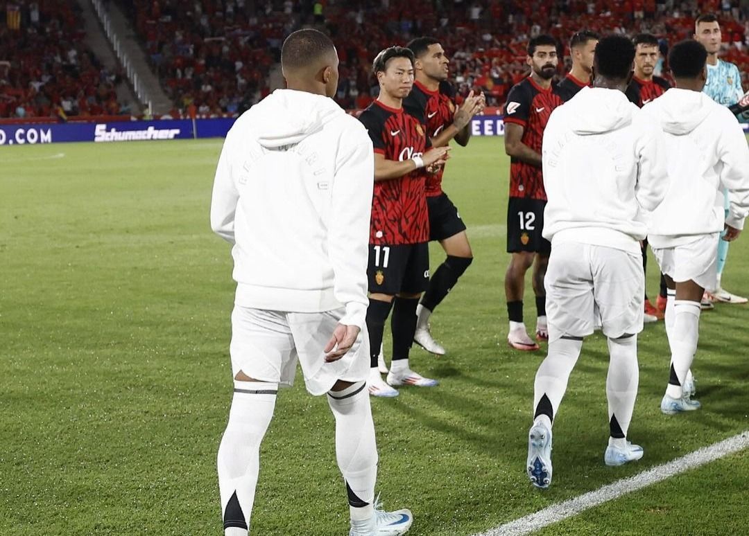 Real Madrid recebe corredor de aplausos em jogo contra o Mallorca