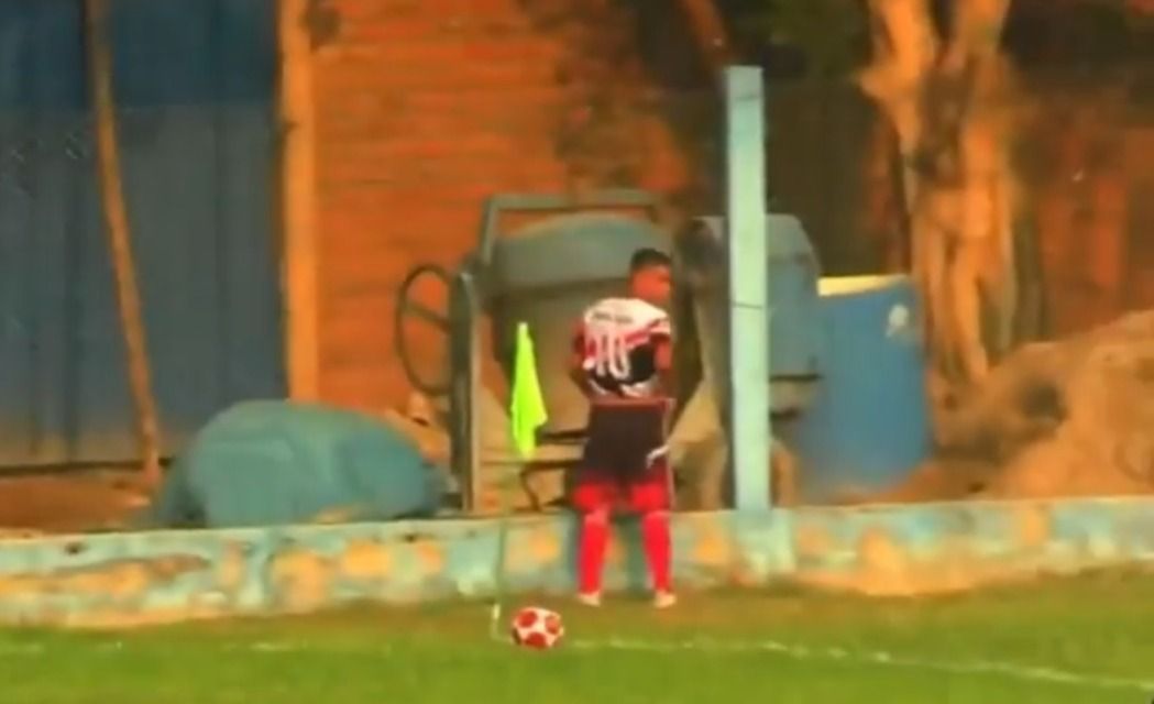 Jogador é expulso após fazer xixi dentro de campo no Peru; assista