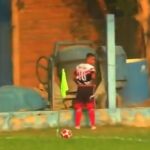 Jogador é expulso após fazer xixi dentro de campo no Peru; assista
