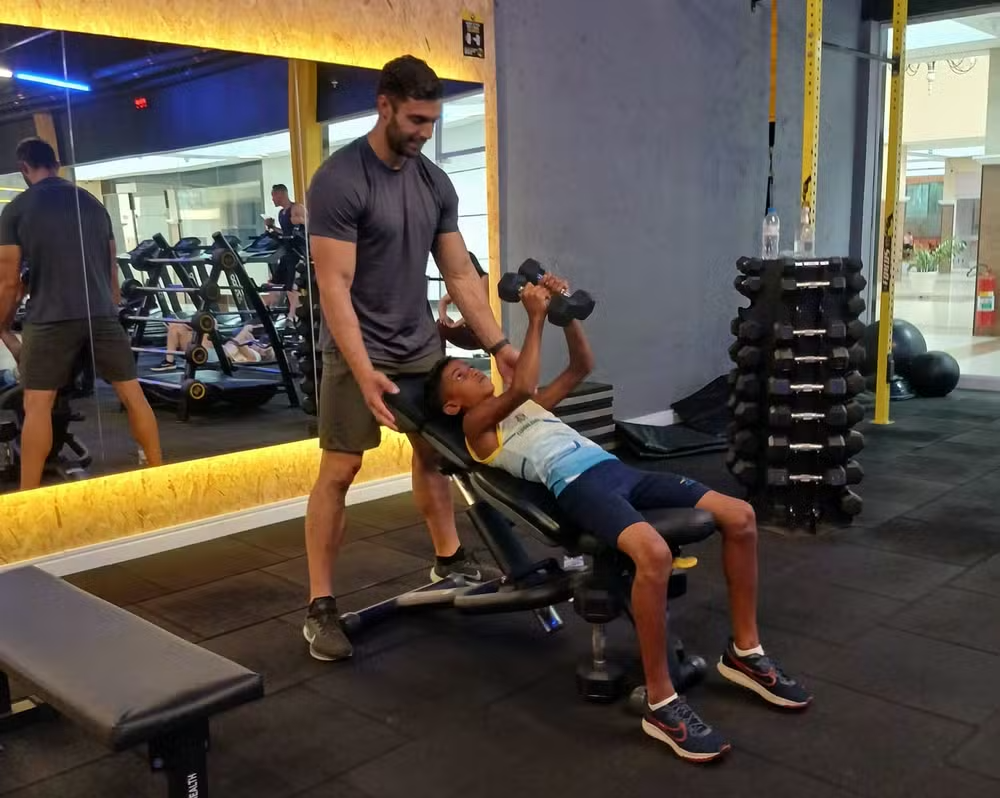 Garoto que viralizou nas redes realiza sonho de treinar ao lado de campeão olímpico