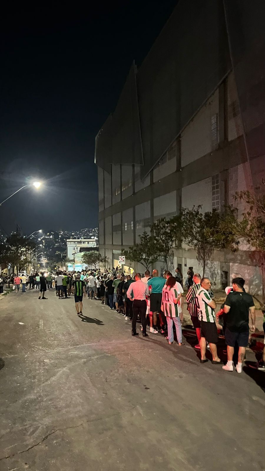 ‘Apagão’ no Independência causa filas para torcida do América antes de jogo da Série B