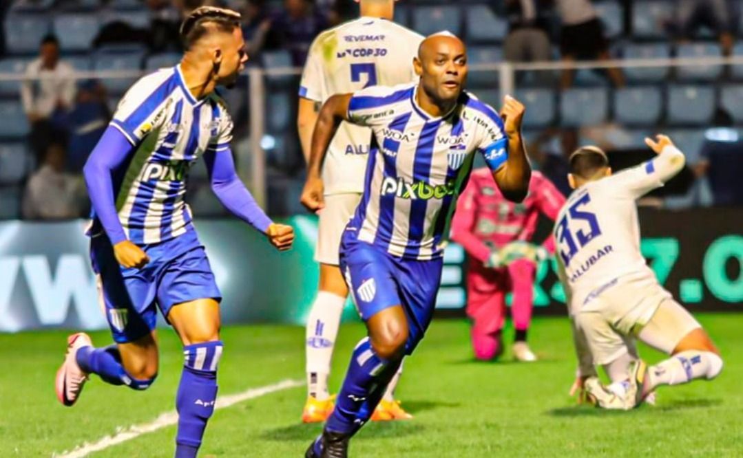 Avaí vence Paysandu e se aproxima do G4 da Série B