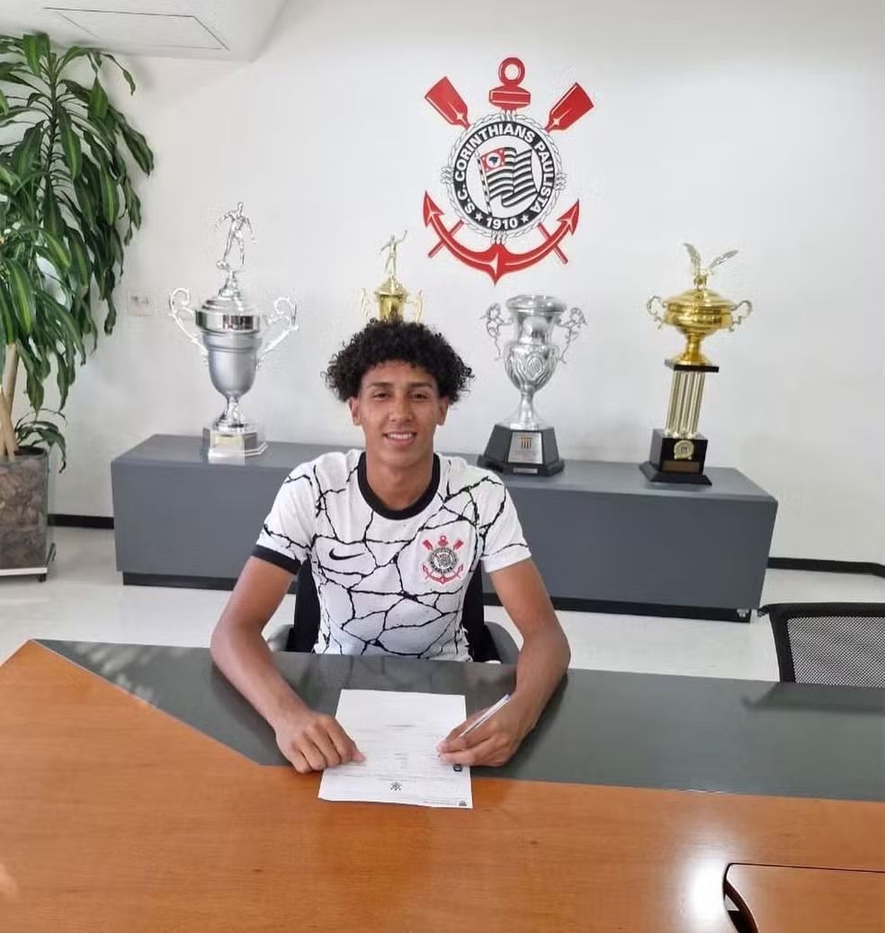 Rejeição faz Corinthians voltar atrás em contratação de goleiro que virou lateral