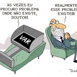 Charge do Duke: as críticas ao VAR no futebol brasileiro