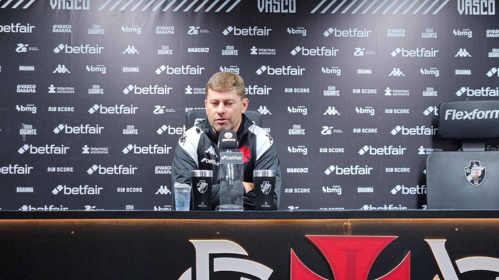 Técnico do Vasco rasga elogios para postura da equipe em vitória no Brasileiro