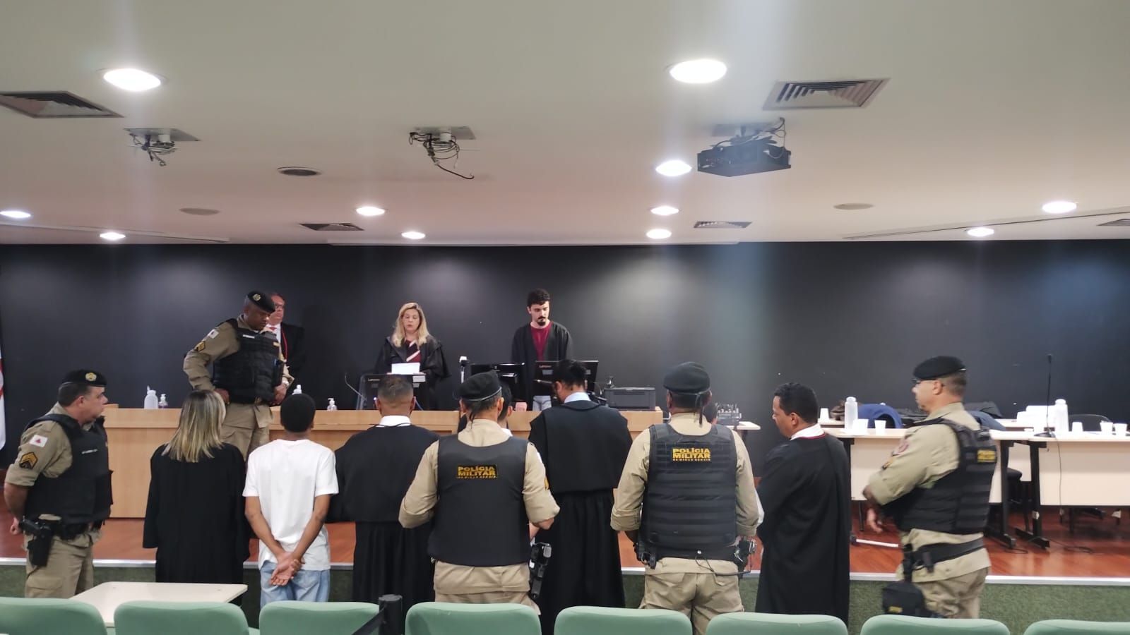 Tribunal do Júri absolve um e condena três envolvidos em assassinato em barbearia no Centro de BH