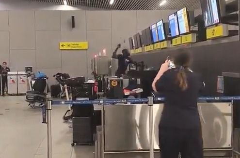Vídeo: passageiro quebra guichê de aeroporto no Chile após não conseguir embarcar sem visto para os EUA
