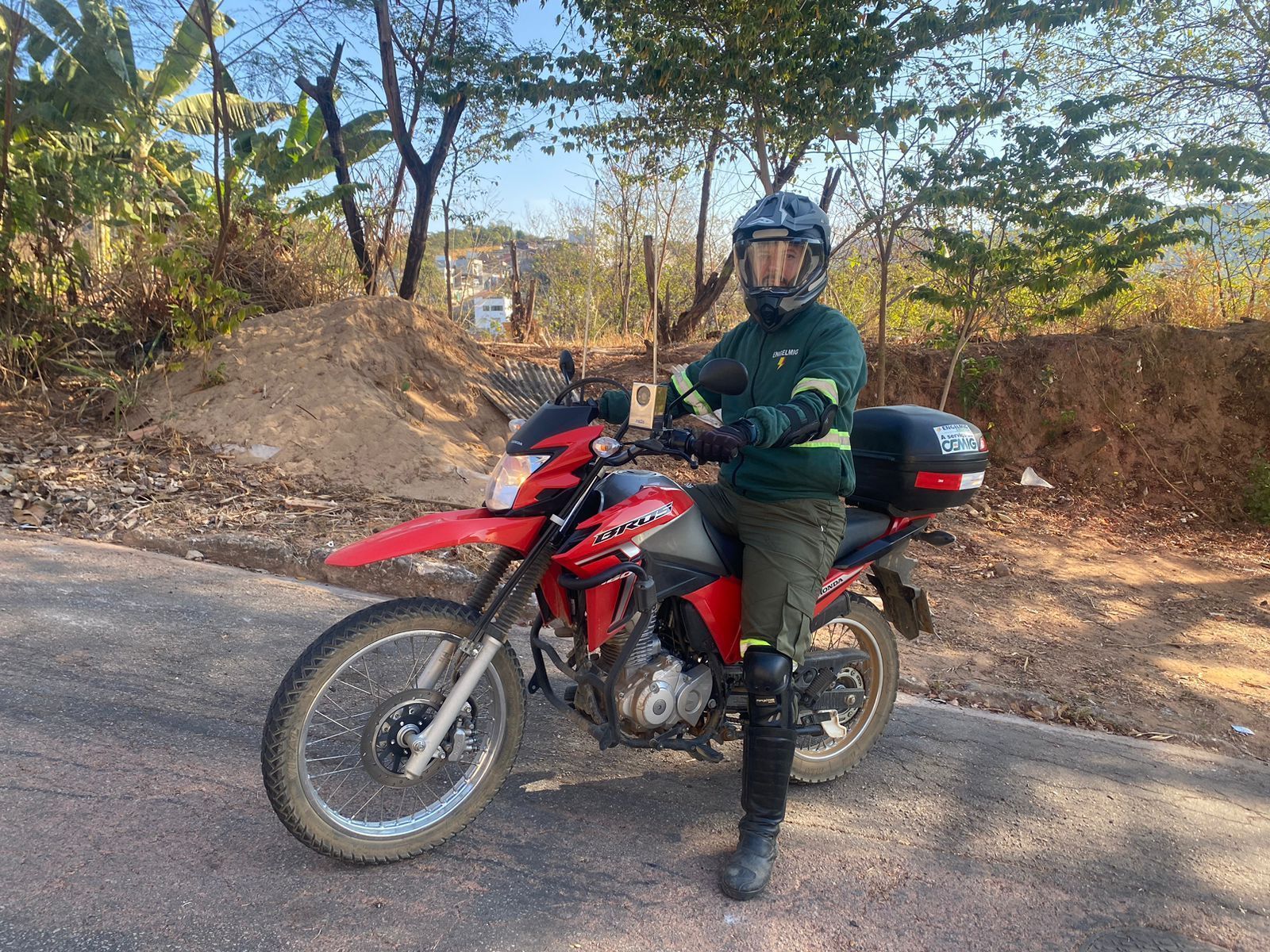 Leiturista da Cemig sofre acidente causado por obstáculo sem sinalização em estrada rural
