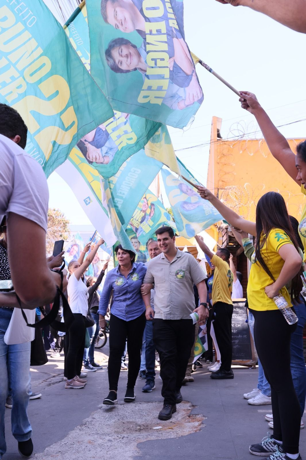 Bruno Engler realiza ‘adesivaço’ na orla da Lagoa da Pampulha e defende limpeza definitiva do cartão-postal