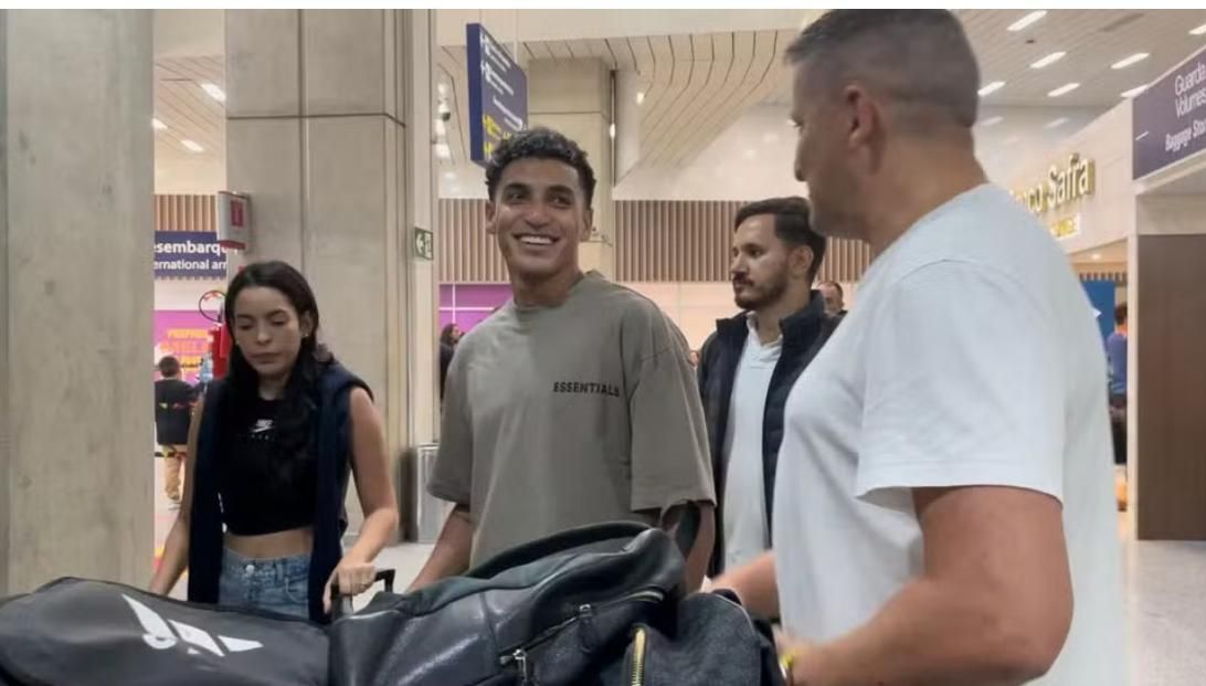 Lateral-esquerdo desembarca no Brasil para assinar com o Fluminense