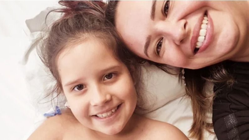Família de criança infectada com bactéria devoradora de carne faz vaquinha; veja como ajudar