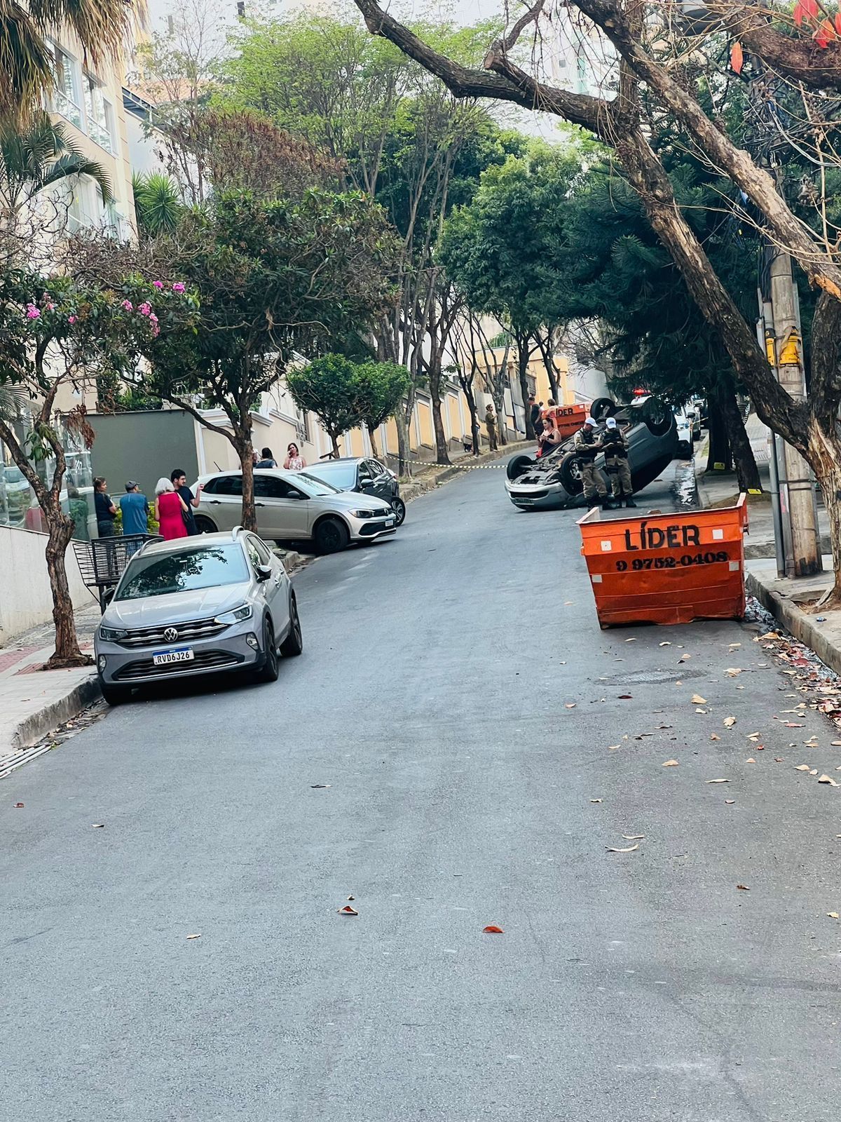 Carro bate em outros dois veículos e capota no Buritis, em BH; uma pessoa ficou ferida