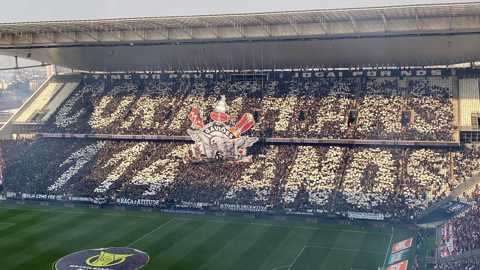 Vaias, xingamentos e mosaico: como foi o reencontro de Tite com a torcida do Corinthians