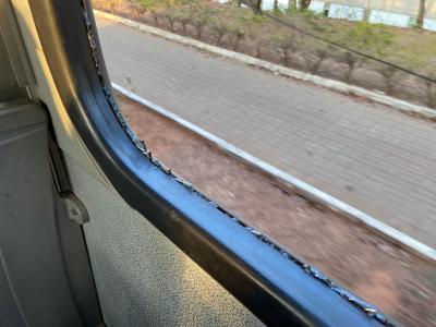 onibus janela quebrada