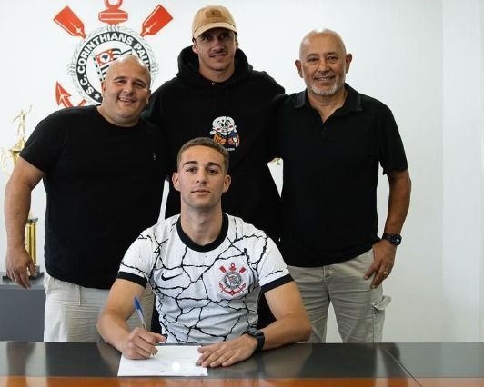 Jovem que estava na Roma assina contrato com o Corinthians; veja detalhes