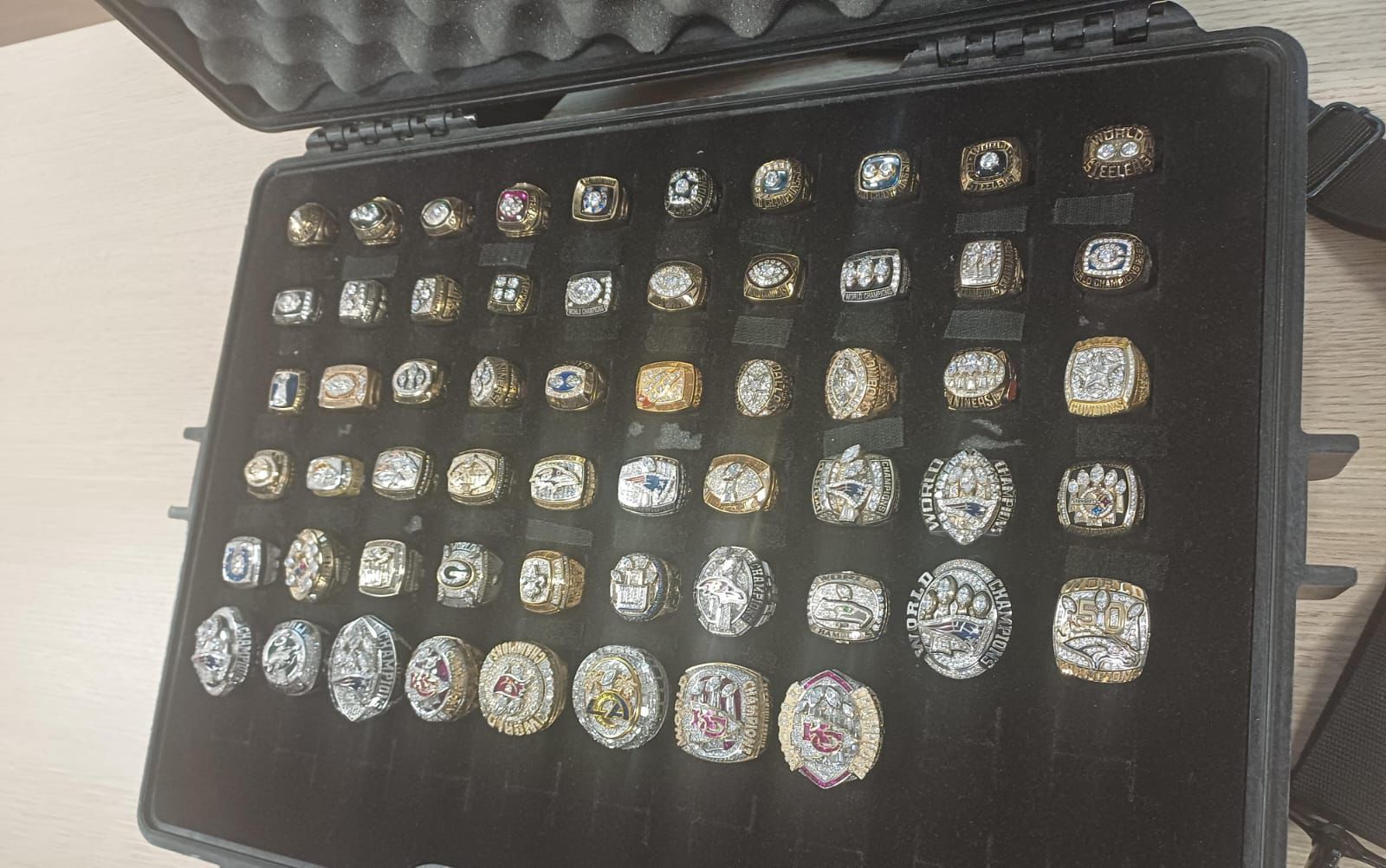 NFL em São Paulo: troféu e 'maleta milionária' com aneis chegam ao Brasil