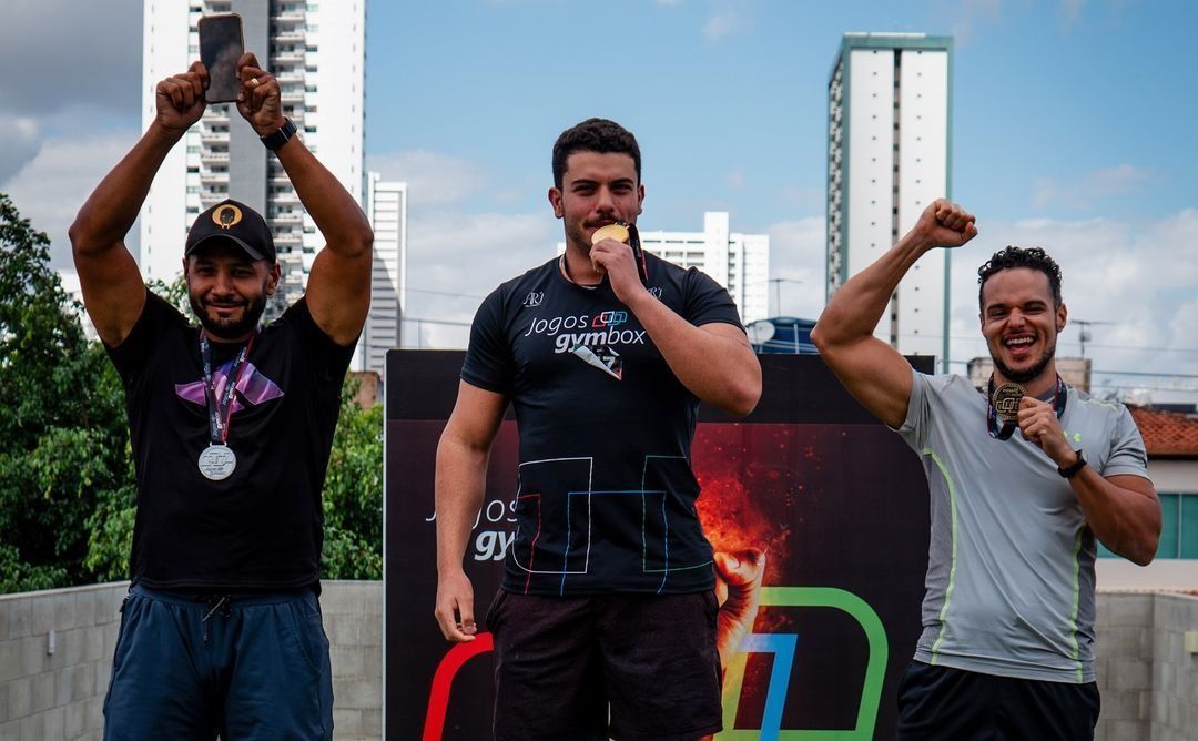 Filho de atriz da Globo ganha medalha de ouro em competição de triatlo