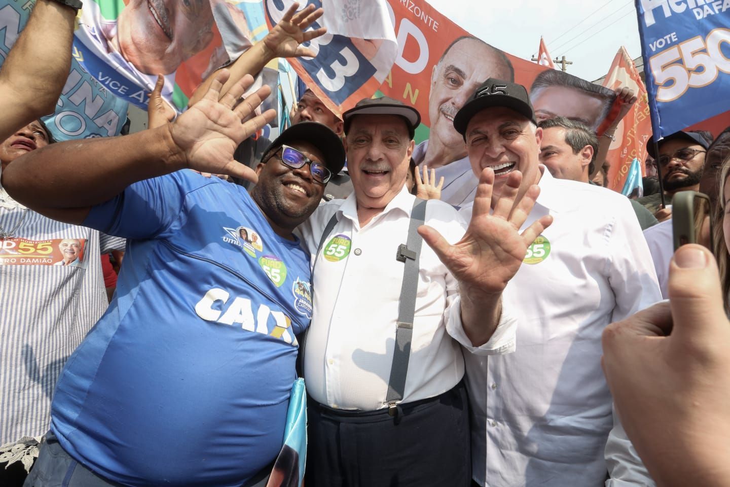 Fuad Noman caminha pela região do Barreiro e fala em parcerias público-privada para demandas da região