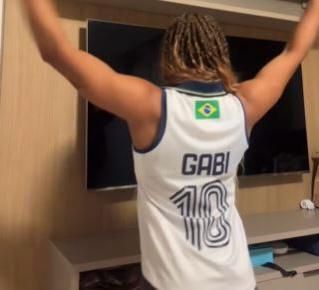 Rebeca Andrade posta vídeo com camisa de Gabi do Vôlei, e web reage