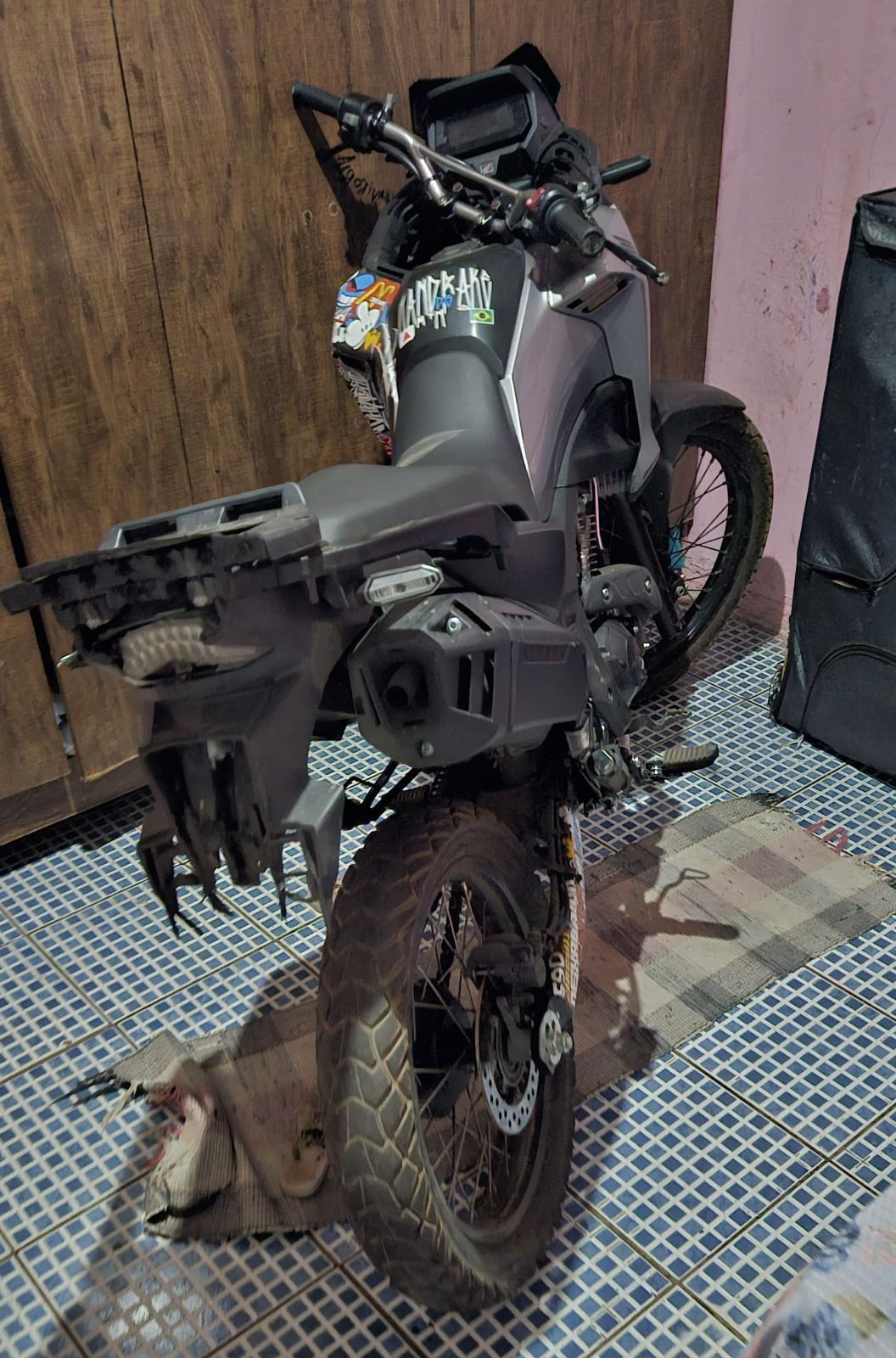 Polícia Militar apreende drogas, moto e réplica de pistola em Itabirito (MG)