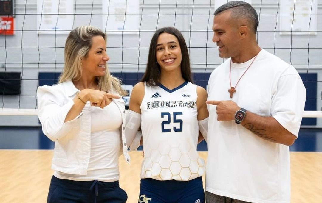 Filha de brasileiro campeão do UFC é contratada por time americano de vôlei