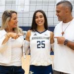 Filha de brasileiro campeão do UFC é contratada por time americano de vôlei