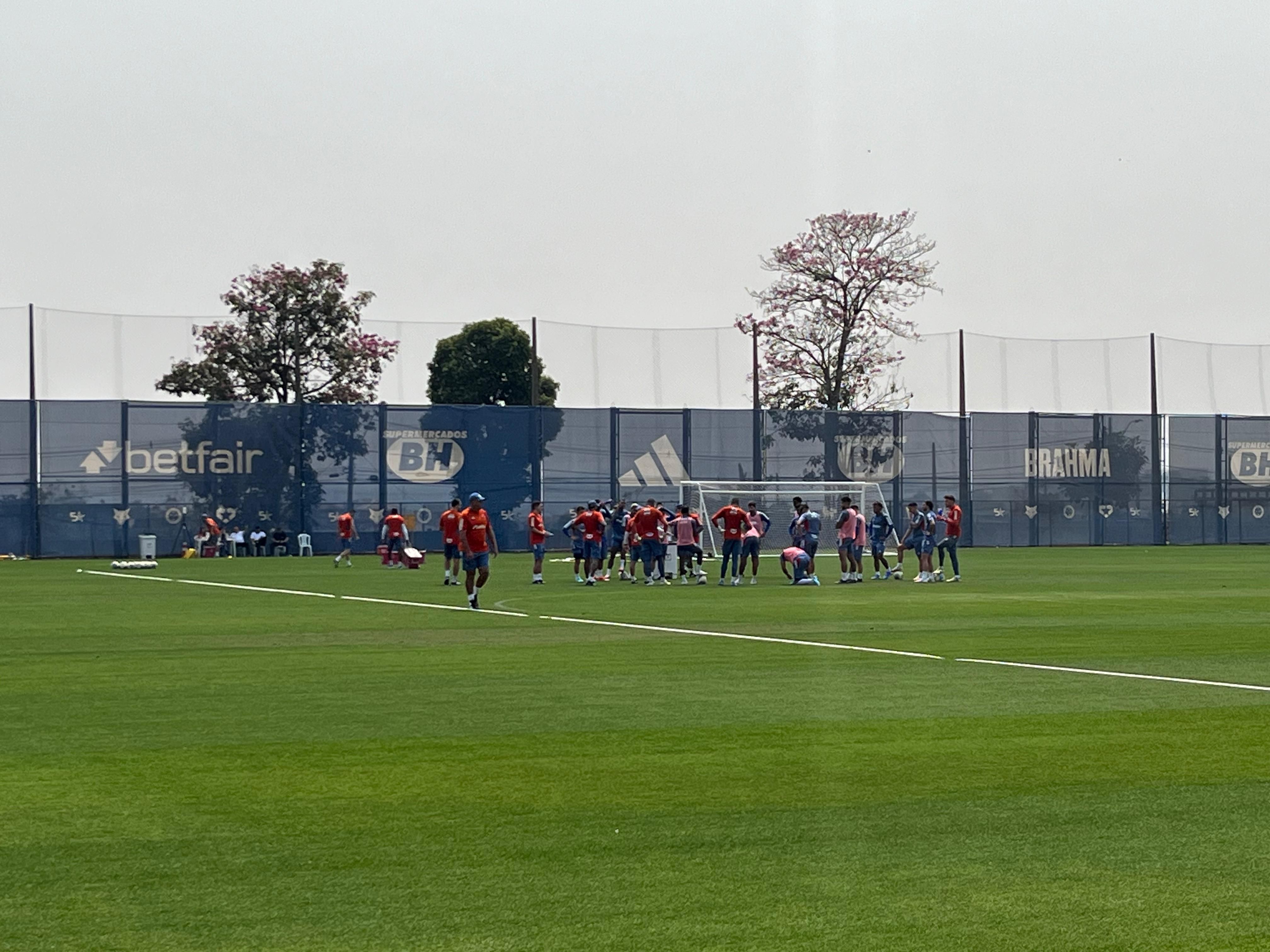 Barreal sente dores e deixa treino do Cruzeiro mais cedo; meia é ausência