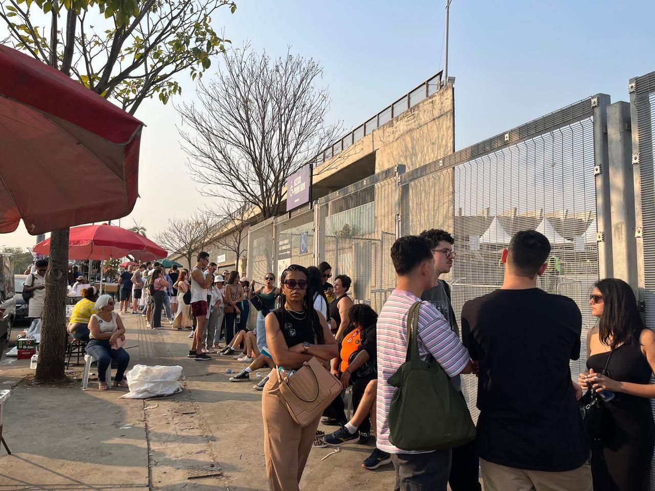 Fãs fazem fila no Mineirão desde o início da manhã e aguardam show único de Caetano e Bethânia em BH