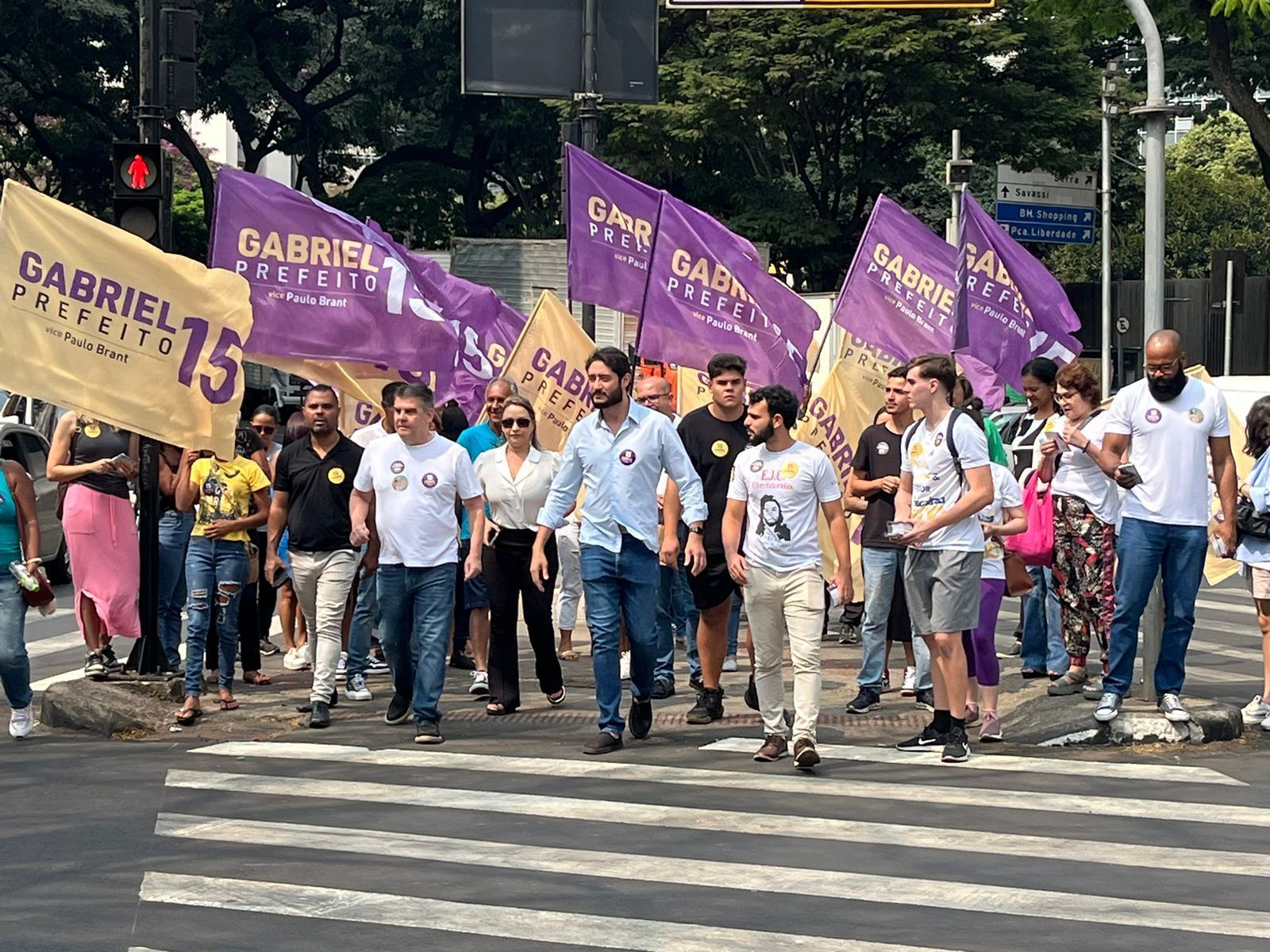 Gabriel visita Feira Hippie e fala em ampliar horário de funcionamento e tarifa zero aos domingos e feriados