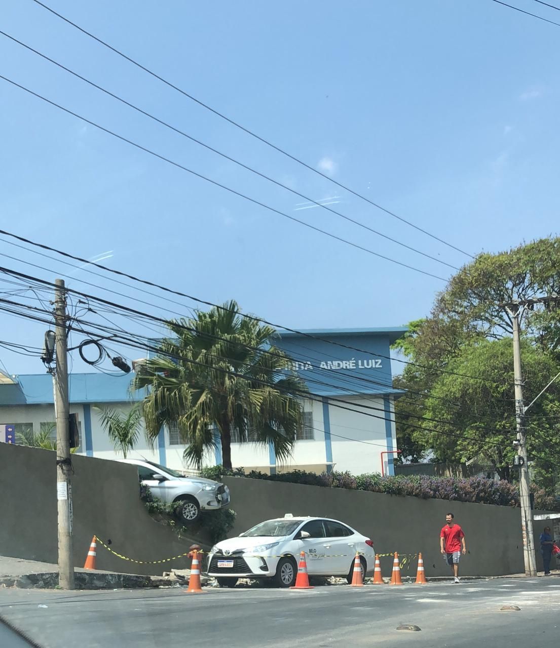 Carro bate em mureta e fica pendurado em frente a hospital na região Oeste de BH