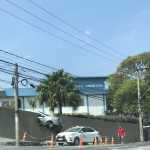Carro bate em mureta e fica pendurado em frente a hospital na região Oeste de BH