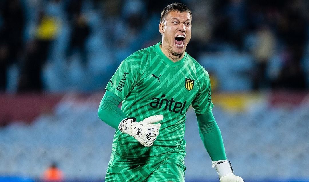 Embaixadinhas de goleiro ex-América, que provocou Hulk, causam pancadaria em jogo