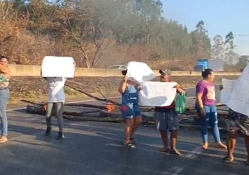 Manifestação interdita parcialmente a BR-040, na altura de Esmeraldas, nesta terça-feira (10)