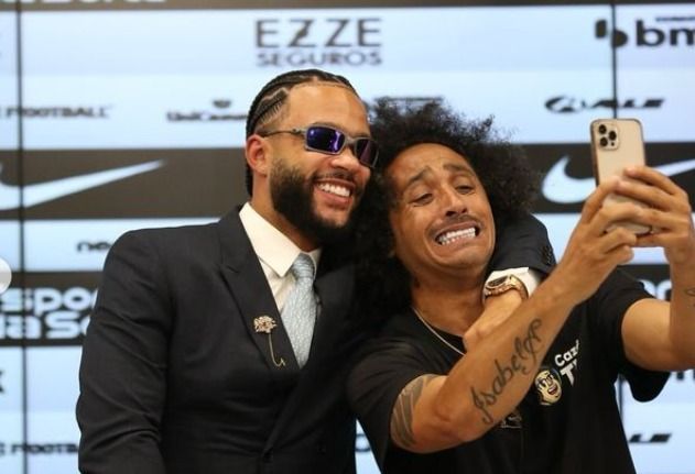 Memphis Depay veste 'Juliet“ e brinca em apresentação no Corinthians