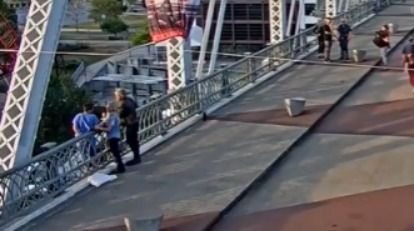 Vídeo: Jon Bon Jovi salva mulher que estava prestes a se jogar de ponte nos EUA
