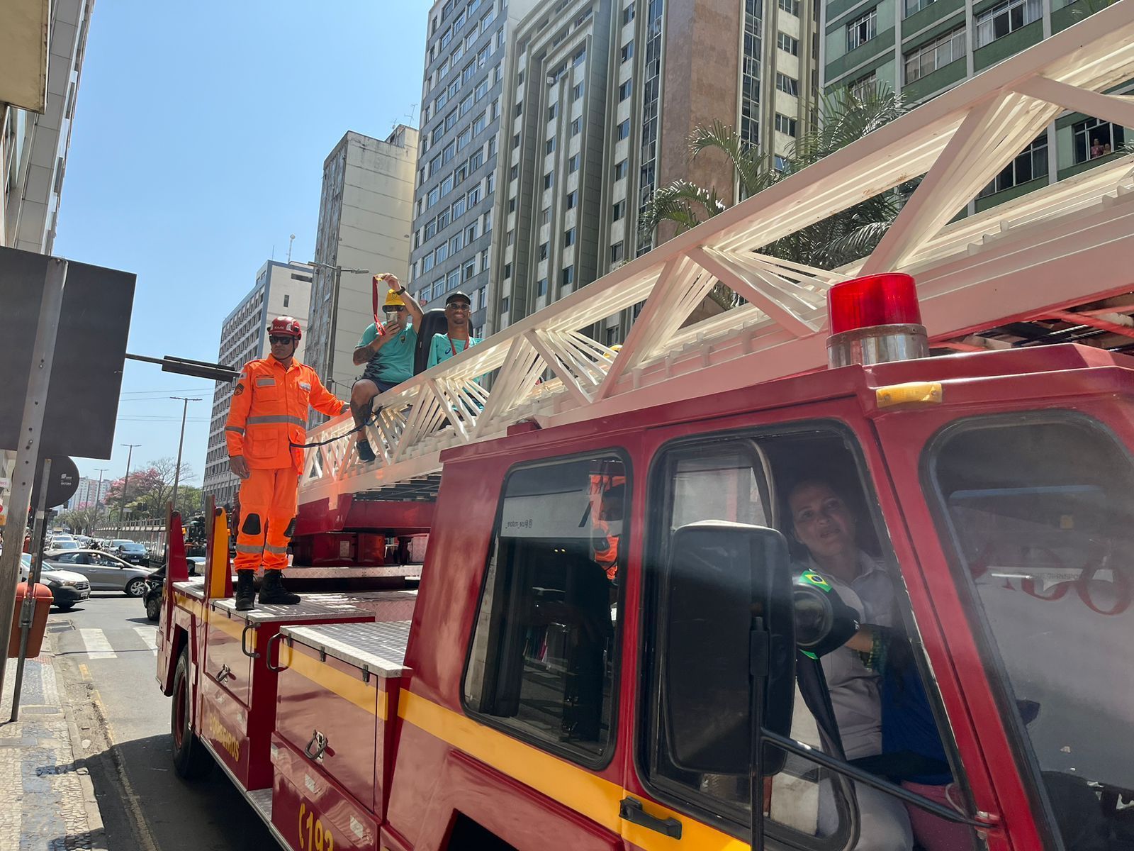 Destaque na Paralimpíada, Gabrielzinho desfila em carro de bombeiros em MG