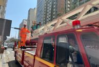 Destaque na Paralimpíada, Gabrielzinho desfila em carro de bombeiros em MG