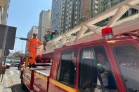 Destaque na Paralimpíada, Gabrielzinho desfila em carro de bombeiros em MG