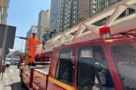 Destaque na Paralimpíada, Gabrielzinho desfila em carro de bombeiros em MG