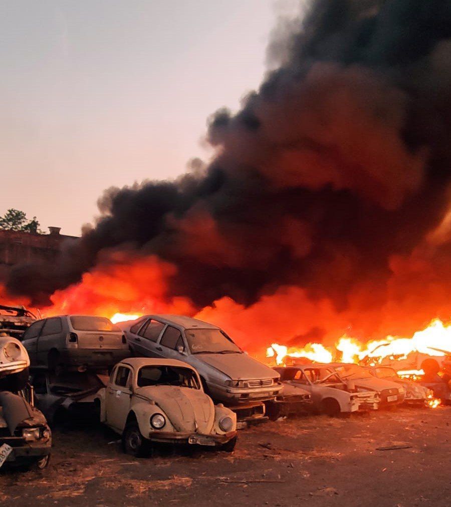 Veja imagens do incêndio que destruiu carros em pátio de veículos em BH
